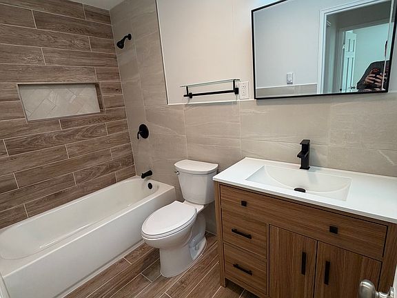 5th image of 105 Horse Pond Road #C