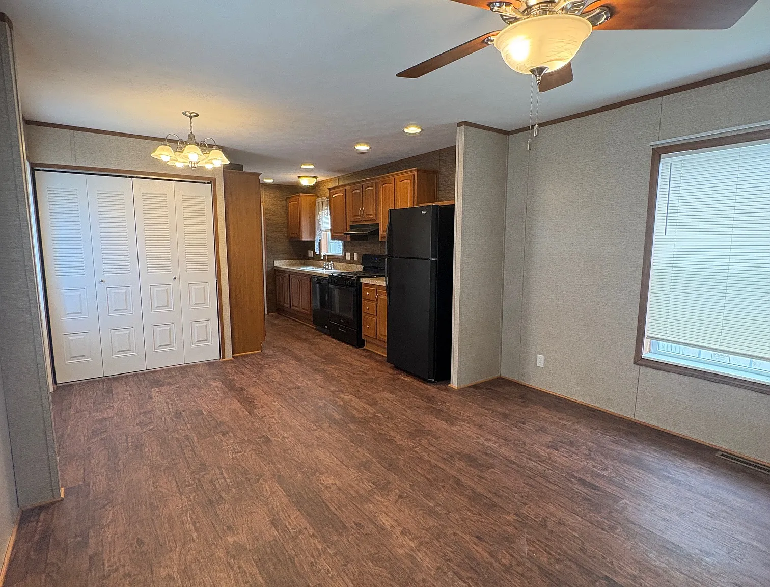 291 N Virginia Ave — Photo 2