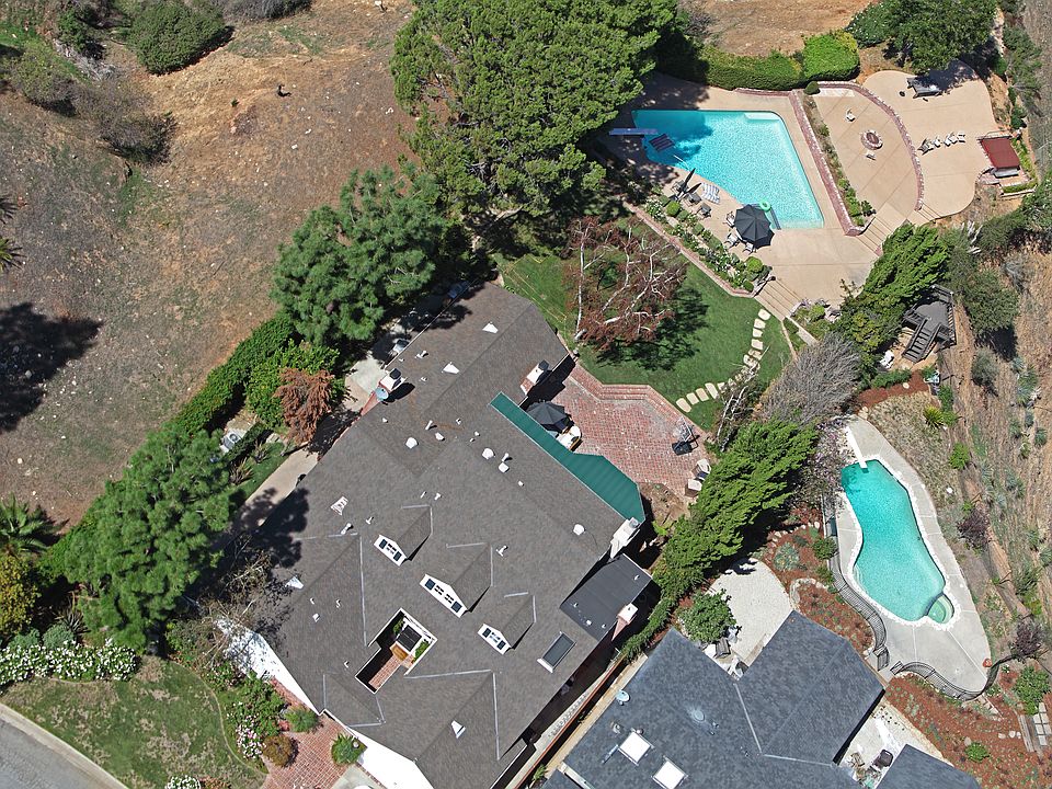 2nd image of 415 Gleneagles Pl