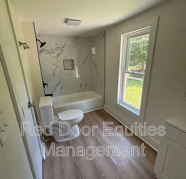 421 Washington Ave — Photo 9