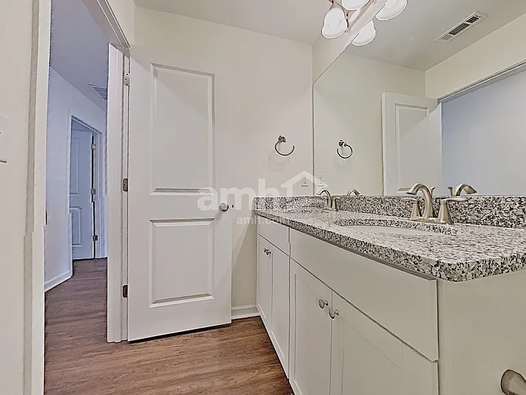 55 Landsdown Xing — Photo 15