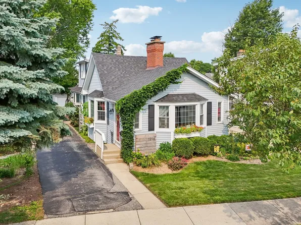 1216 Canfield Rd, Park Ridge, IL 60068