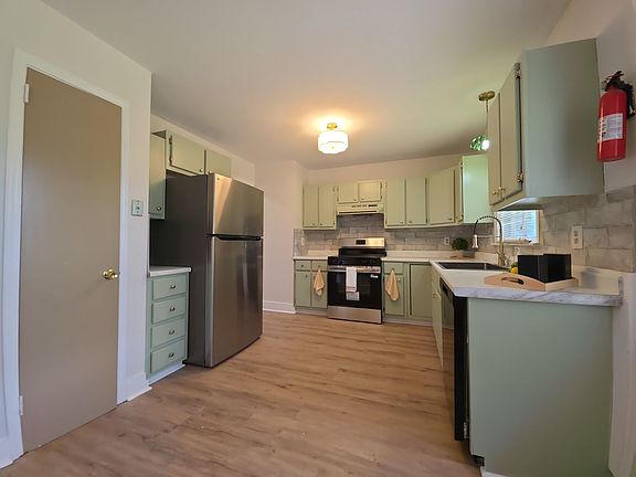 3rd image of 2613 Skyline Dr NW