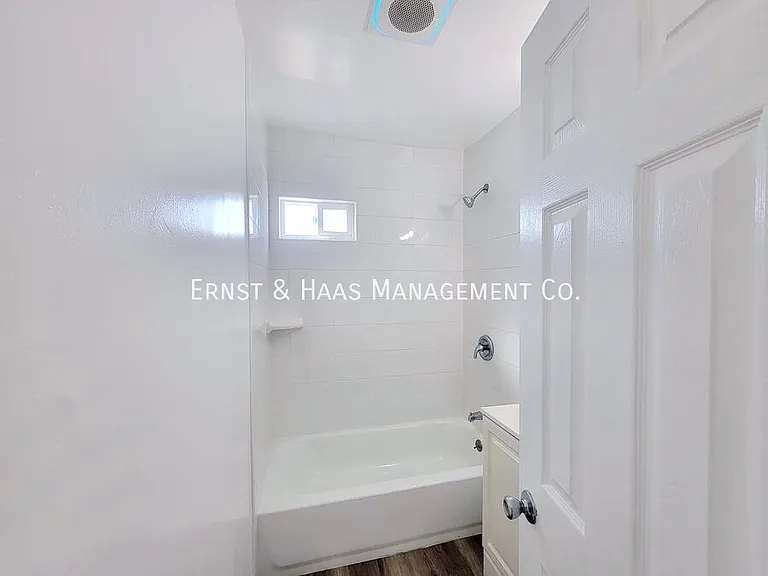 1027 E 7th St #1 — Photo 14