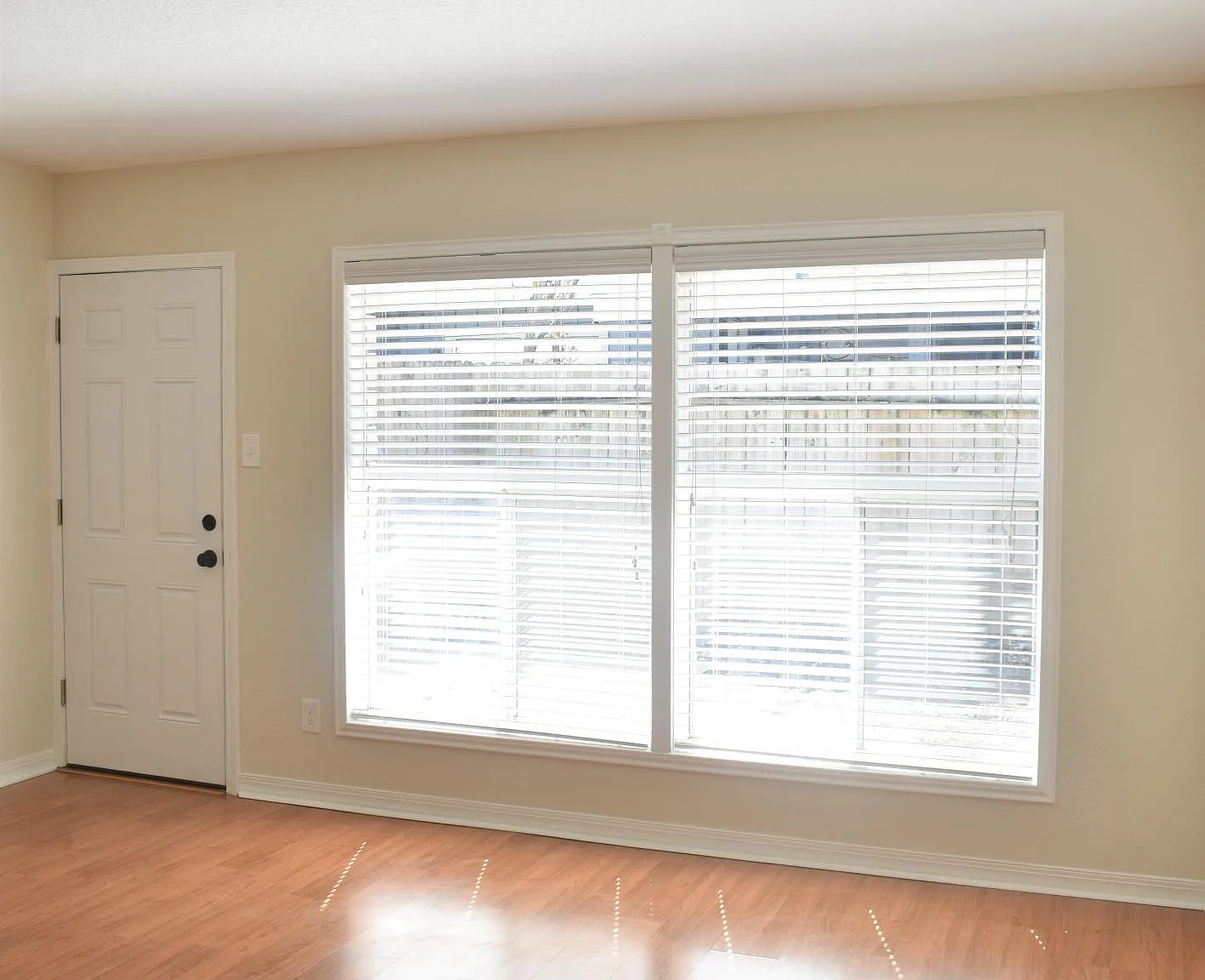856 Chevy Chase Dr — Photo 4