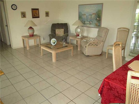 5th image of 942 NE 199th St APT 407