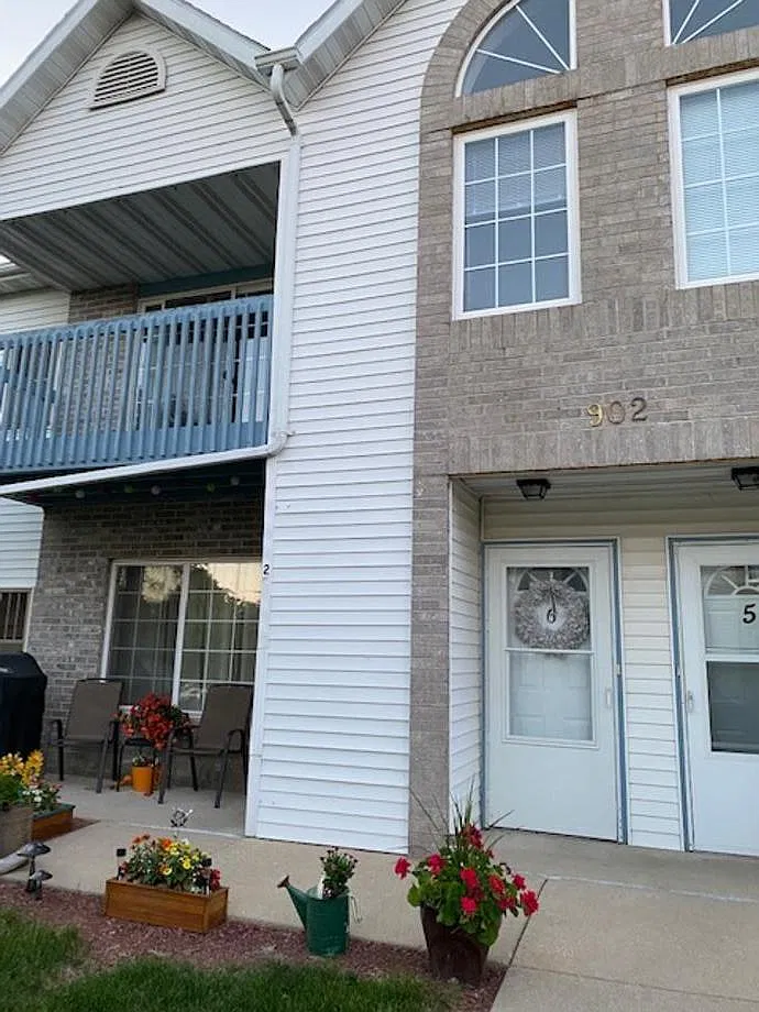 2 bed, 950 sqft, $1,215 — Photo 1