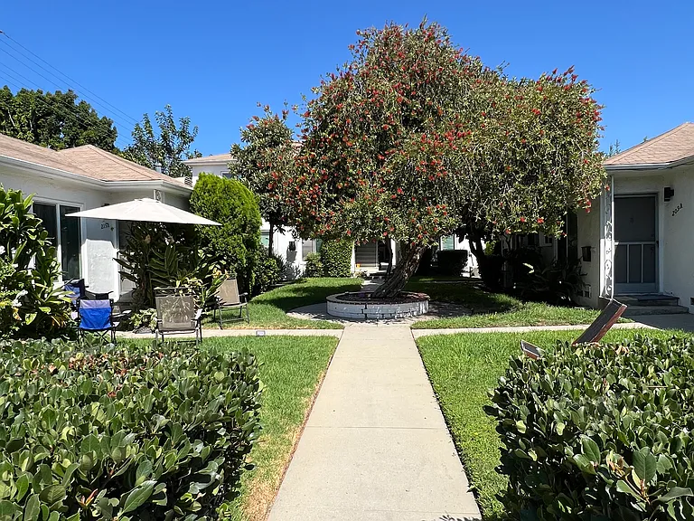 209 W Maple St #B — Photo 2