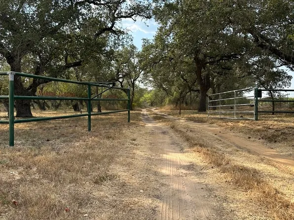 934 APPLEWHITE RD, Poteet, TX 78065