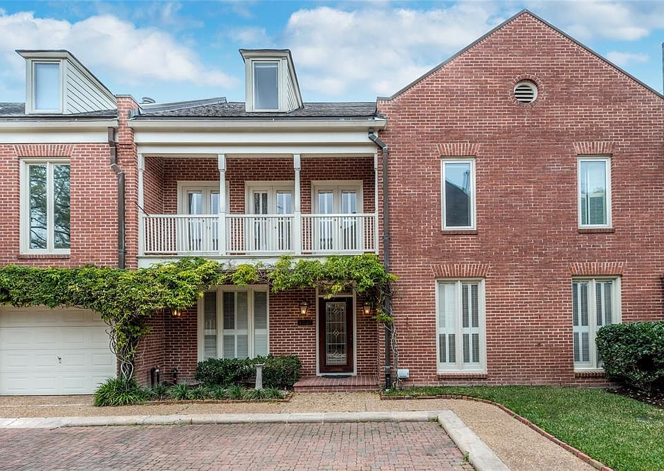 This property is located on the end surrounded by vegetation and landscaping. This community was built by W. Robert Singleton Associates, Inc.,