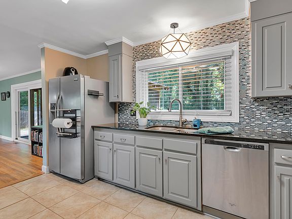 5th image of 27 Vicki Cir