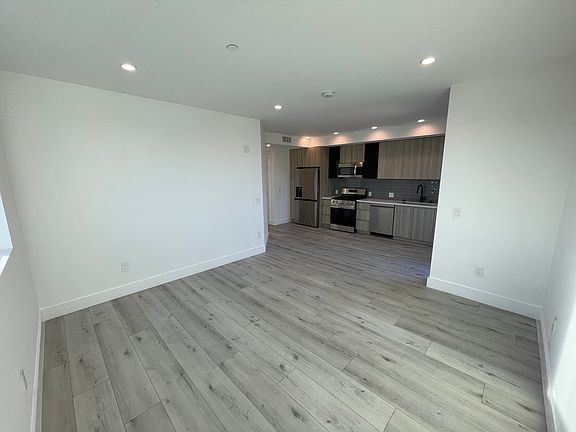 4th image of 928 S Catalina St #406