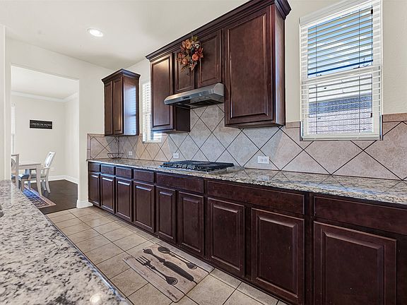 5th image of 254 Benwick Dr