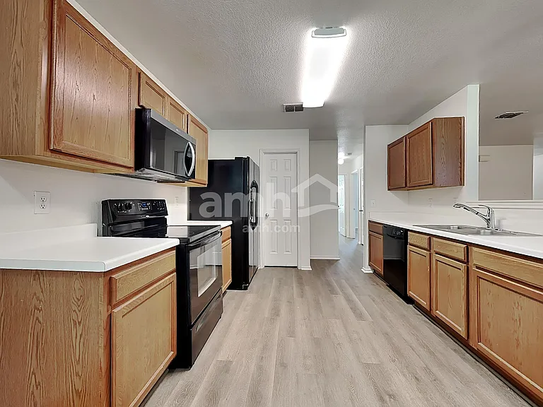 1421 Englewood Dr — Photo 3