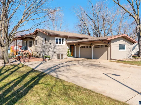 315 S 7th Ave, Brandon, SD 57005