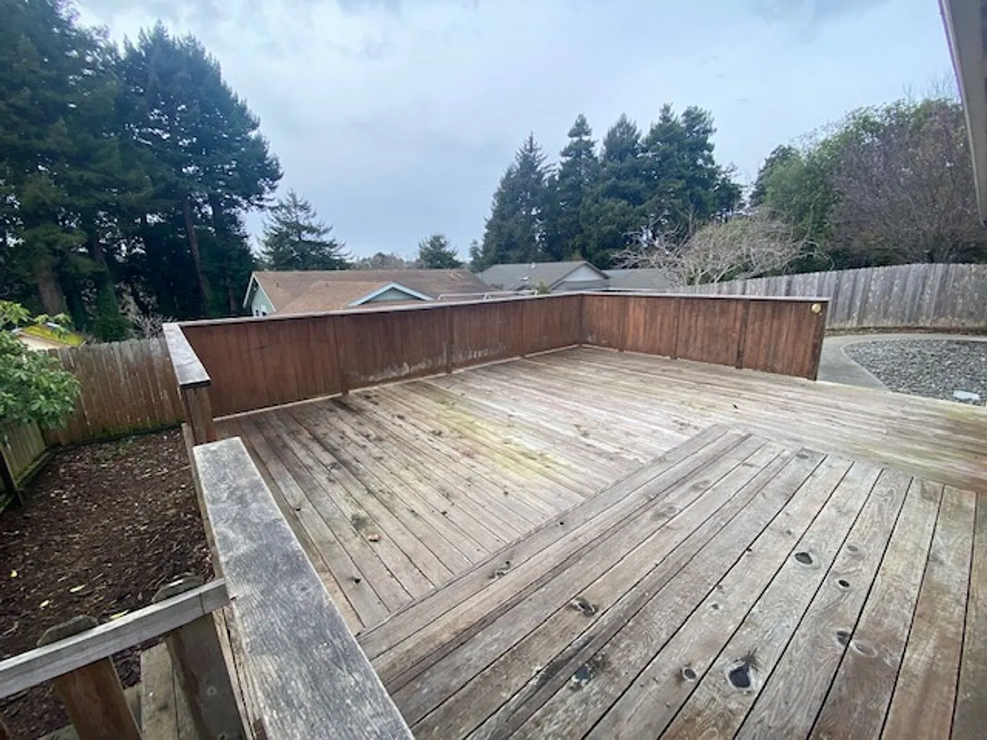 Excellent eastside location, 3/2, fenced yard, 2 car garage — Photo 4