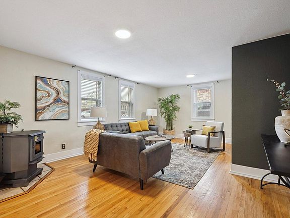 4th image of 211 E Geneseo St