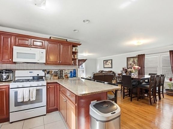 3rd image of 637 Jefferson Ave