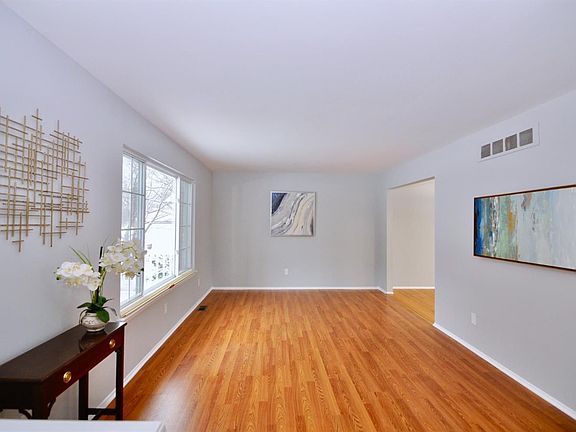 2nd image of 2805 Lakehurst Ln