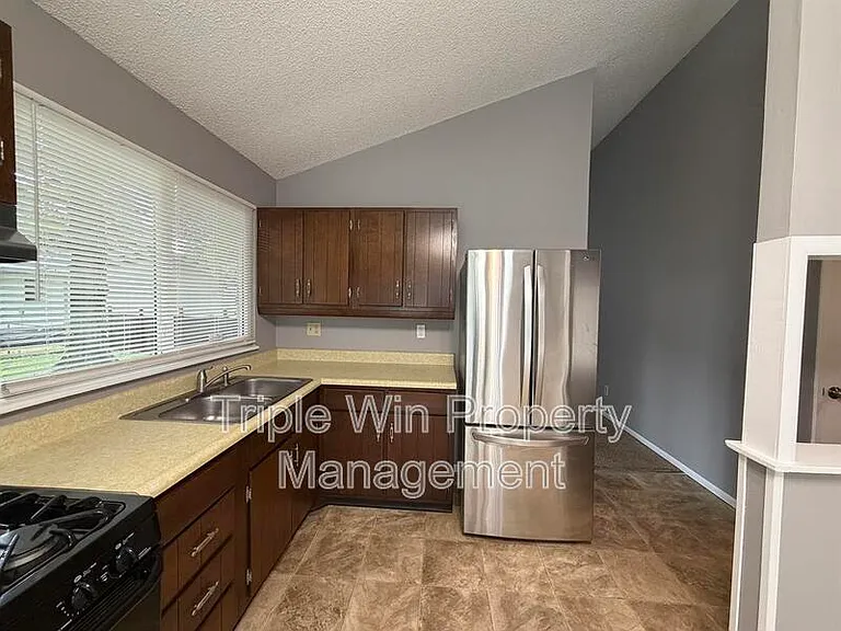 2450 Jenkee Dr — Photo 7