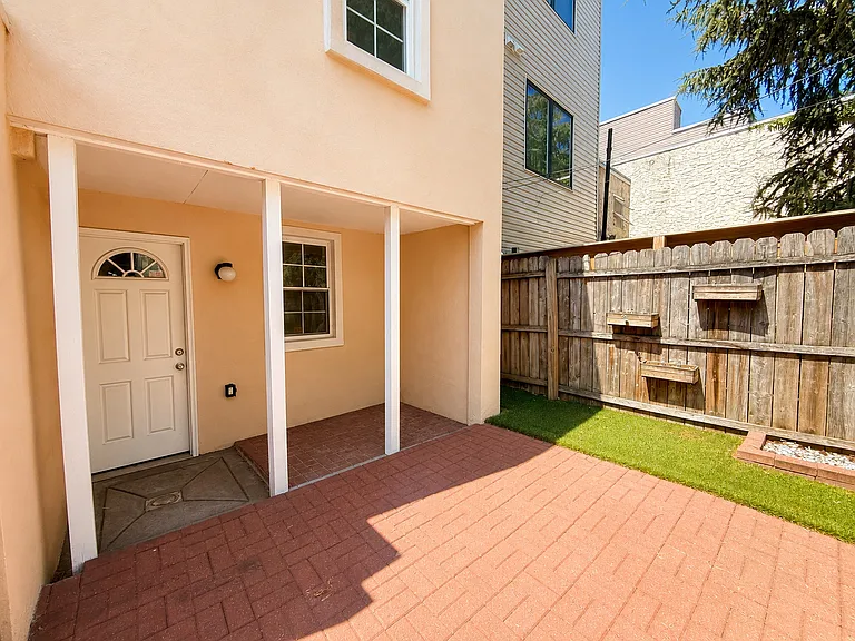 1811 Montrose St — Photo 24