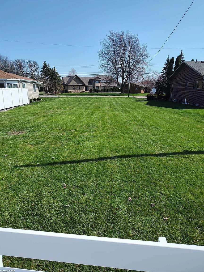 38175 Circle Dr photo 1