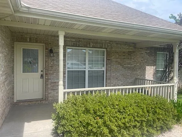 1108 Mercer Dr — Photo 3