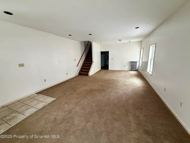 818 W Locust St — Photo 3