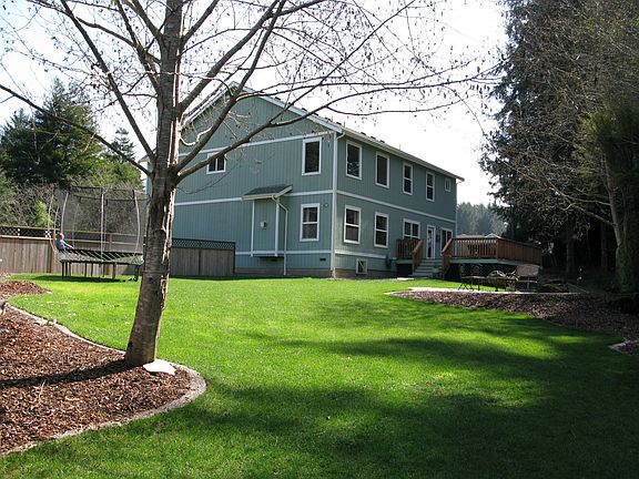 Spacious yard is great for entertaining.