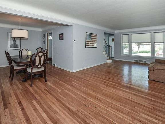 3rd image of 23902 Edgehill Dr