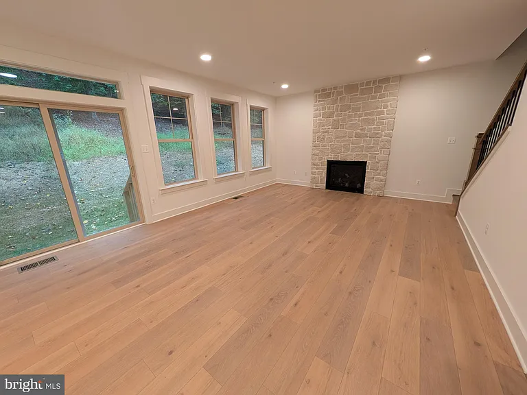 1490 Thurston Rd — Photo 7