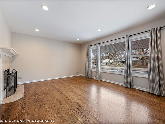 3rd image of 6606 Blackstone Dr