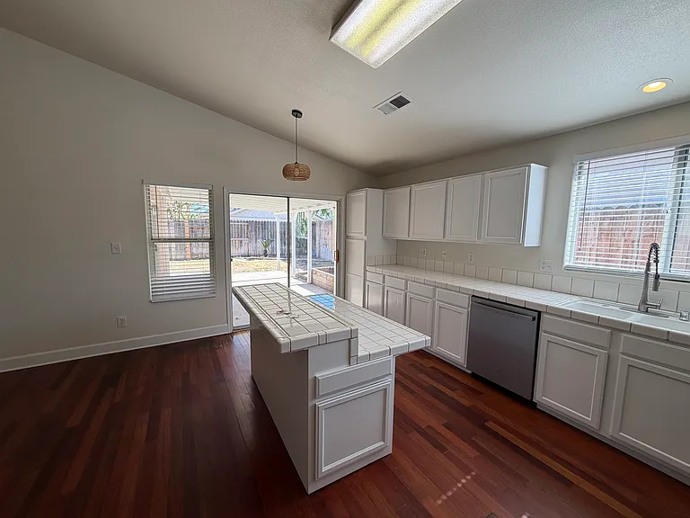 8319 Hemlock Ct — Photo 11
