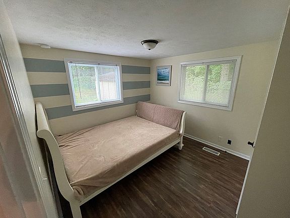 2nd image of 12773 Lakeview Dr NE
