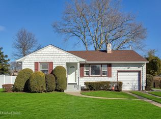 21 Gainsboro Ln, Syosset, NY 11791