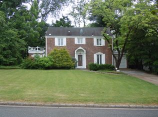 20 Old Pond Rd, Great Neck, NY 11023