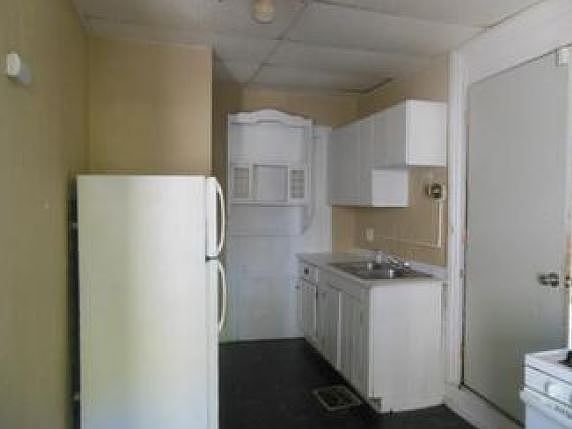 3rd image of 1607 N Linn St
