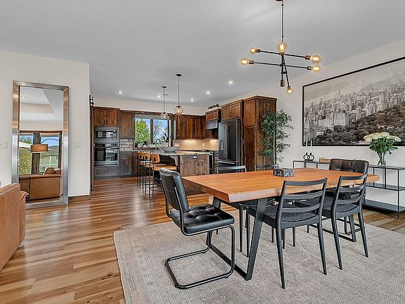 4th image of 3558 Wildflower Rd S