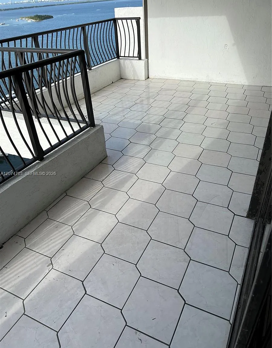 Venetia Condo — Photo 2