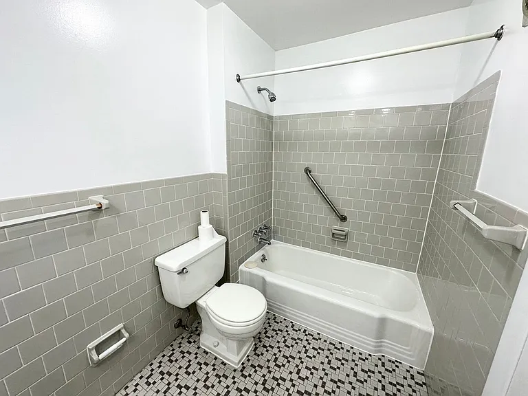 Melrose Apartments — Photo 24