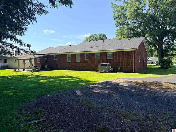 3rd image of 701 Hillcrest Dr