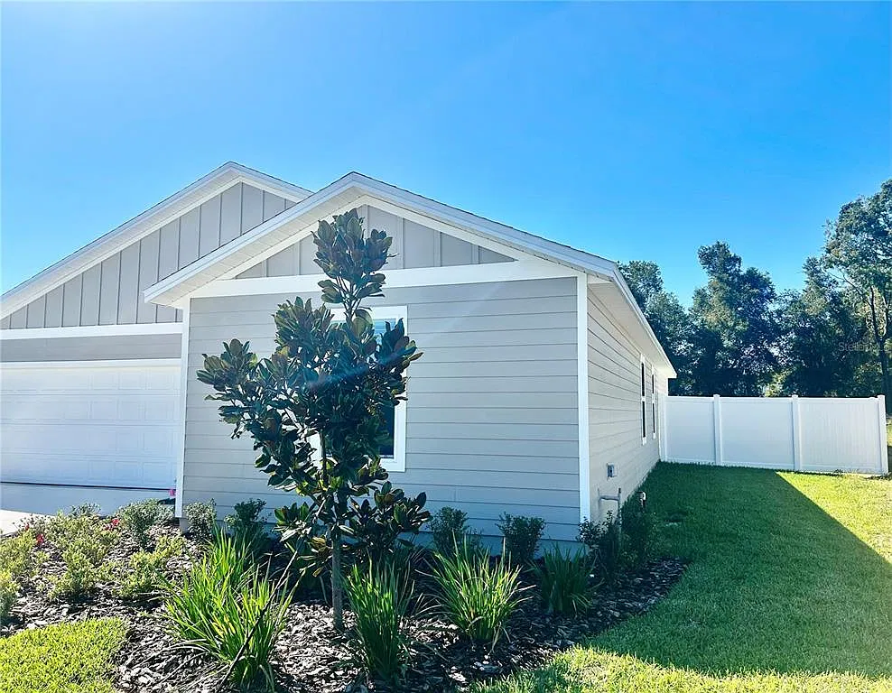 4 bed, 2.0 bath, 1824 sqft, $2,450 — Photo 3