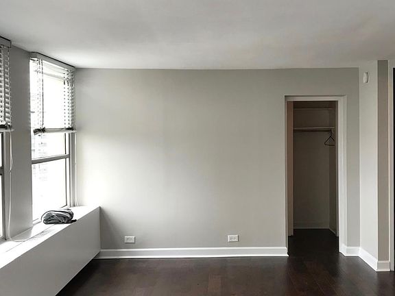 4th image of 2626 N Lakeview Ave APT 2010