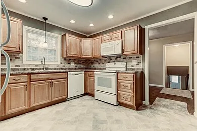 3 bed, 1.5 bath, 1780 sqft, $1,875 — Photo 2