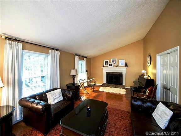 3rd image of 10919 Pampas Cres