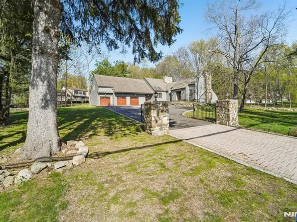 11 Carlough Rd, Upper Saddle River, NJ 07458