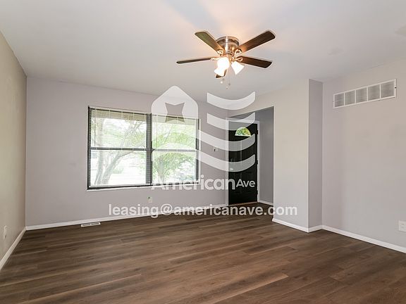 1064775_003_living_room_4.jpg