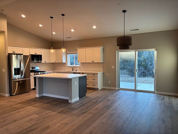 3rd image of 397 W Delano Ave