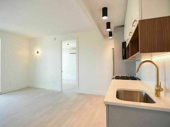5th image of 933 Rogers Ave #40