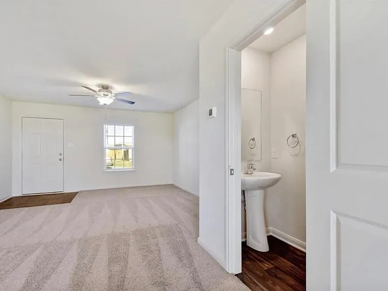 313 Riverdale Dr — Photo 7